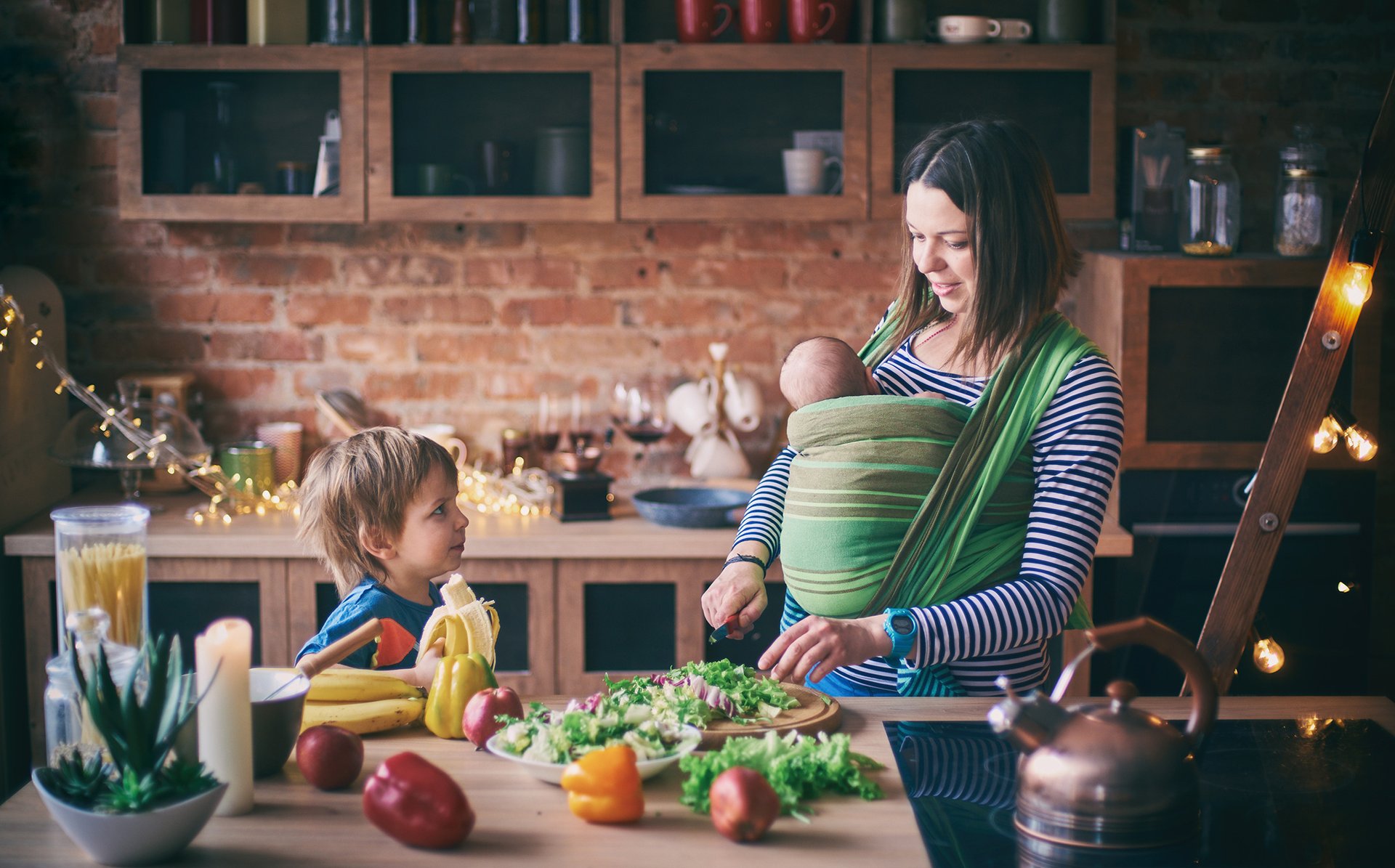 Mama w kuchni z dziecmi przygotowuje jedzenie